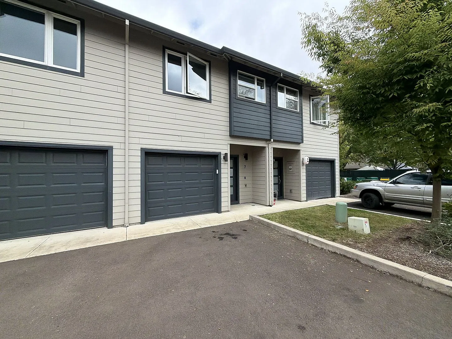 Stylish 3 Bedroom Rental with Center Island, Spacious Primary Suite, Upstairs Laundry & Garage — Photo 4