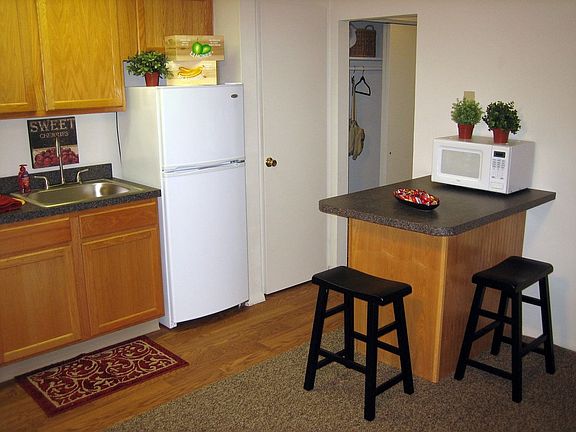 Kitchen w/ Breakfast Bar