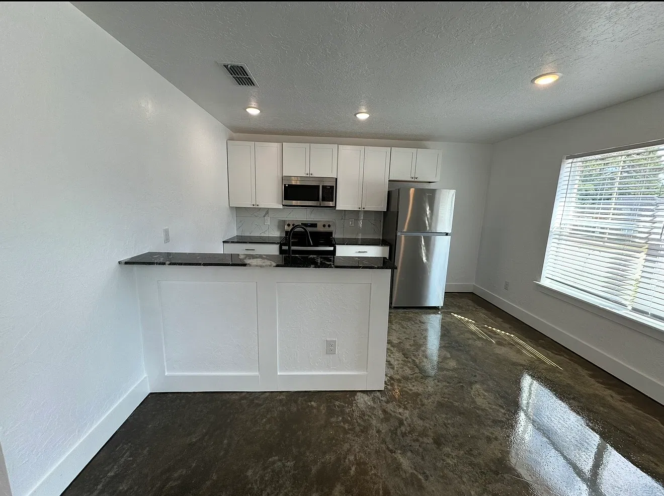 3 bed, 1100 sqft, $1,340 — Photo 1