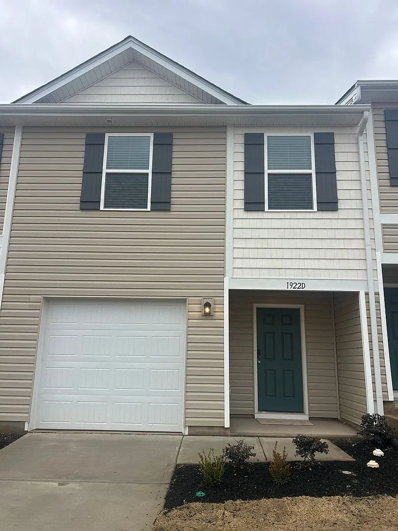 Beautiful townhome in the heart of Newton! — Photo 1