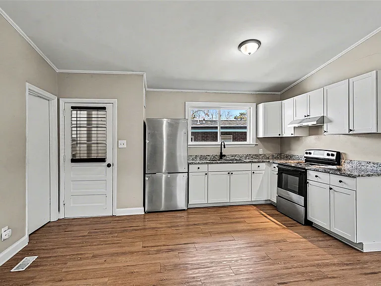 511 Saunders Pl #B — Photo 3
