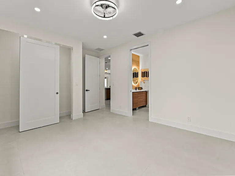 621 NW 42nd Ave — Photo 31
