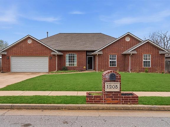 2nd image of 1205 Alexanders Trl