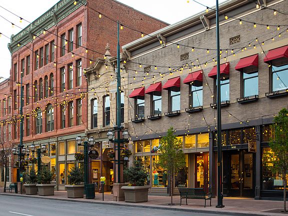 The perfect location for foodies - Just steps from multiple dining options