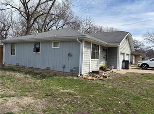 2415 Roma Ln, Saint Joseph, MO 64505