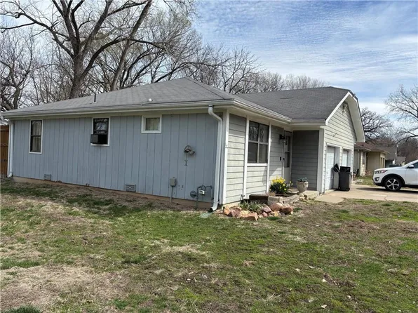 2415 Roma Ln, Saint Joseph, MO 64505