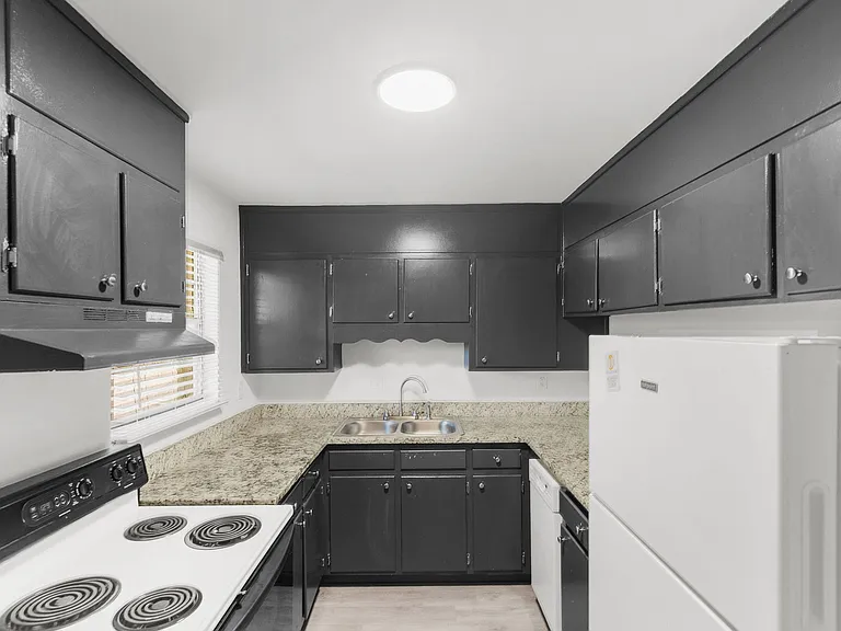 3200 Hillside Ave — Photo 1