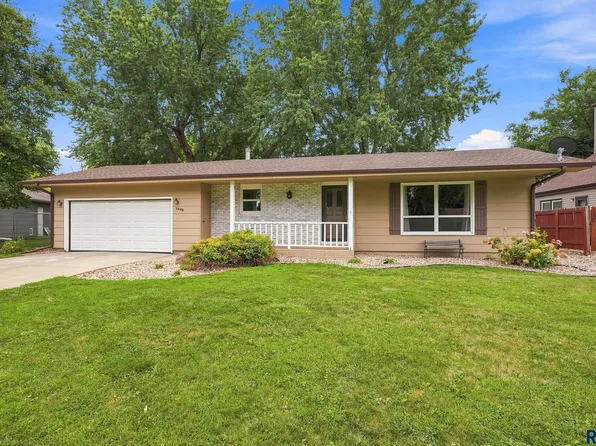 1605 E Crestview Dr, Sioux Falls, SD 57103