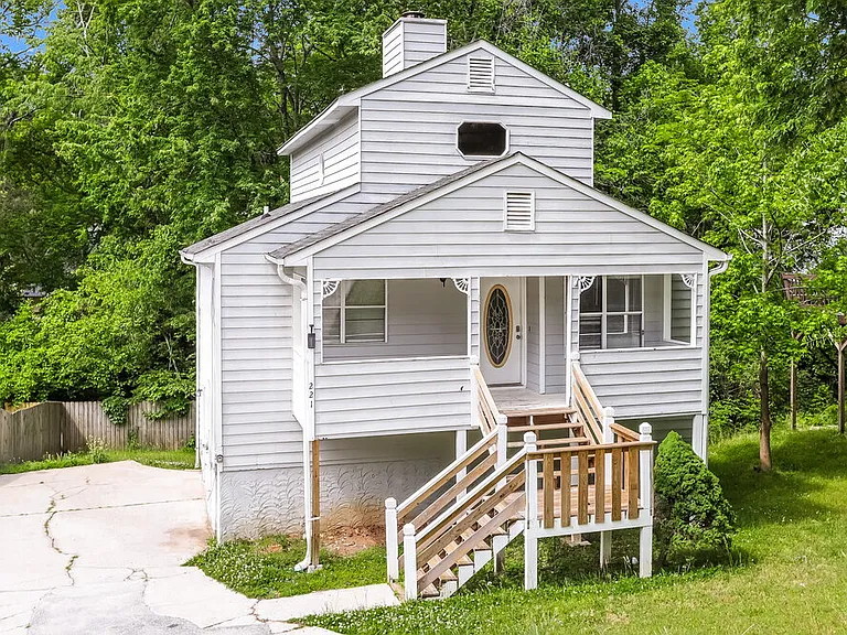 221 Clydesdale Ln SE — Photo 4