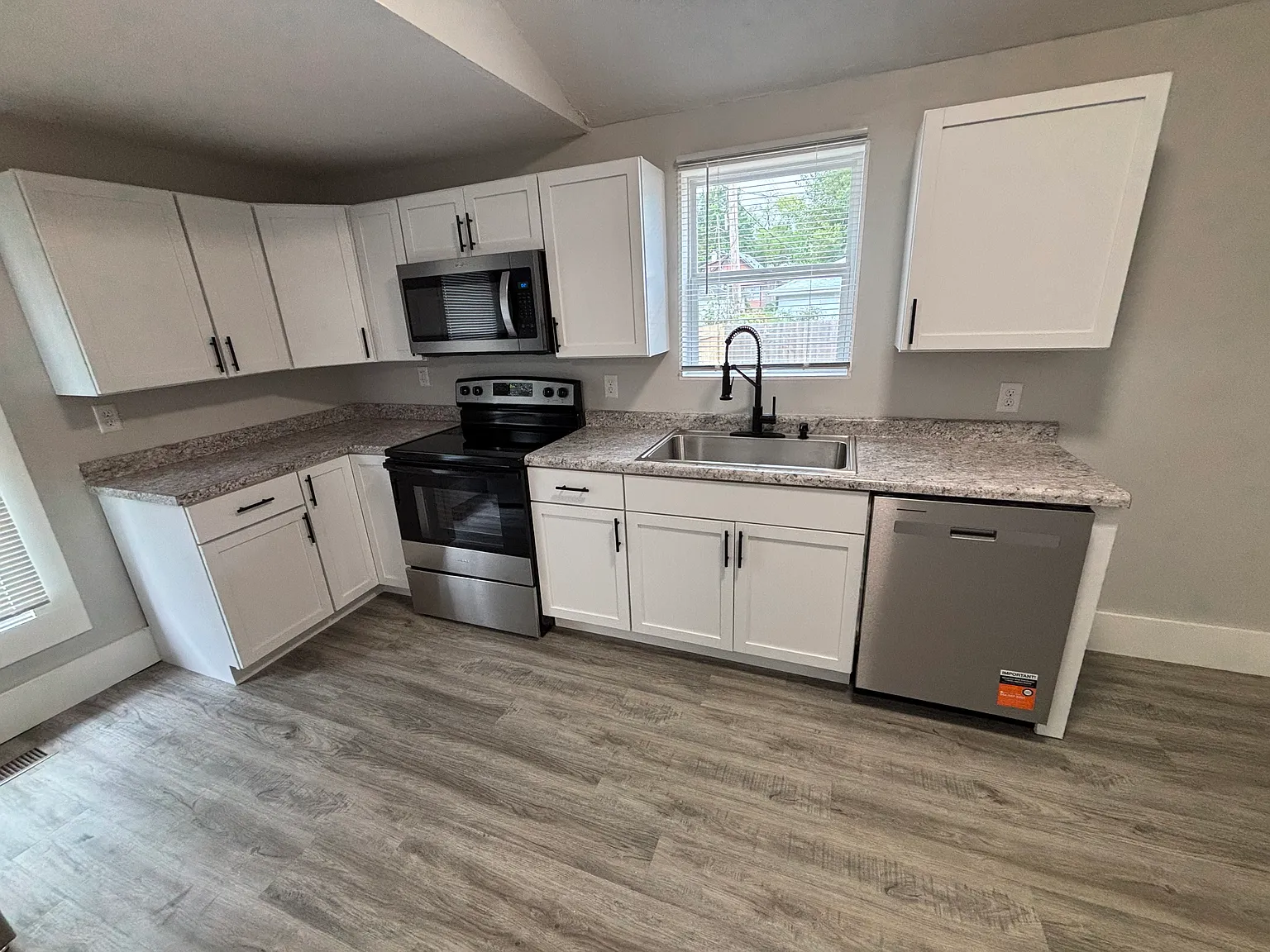 2 bed, 1100 sqft, $1,499 — Photo 4
