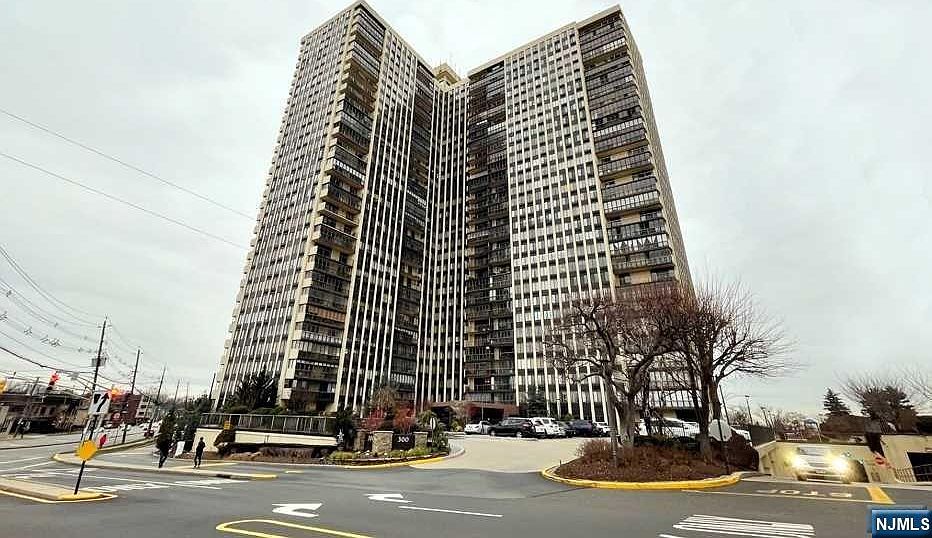 1st image of 300 Winston Dr APT 1818