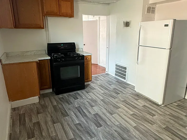 615 W Maple St — Photo 2