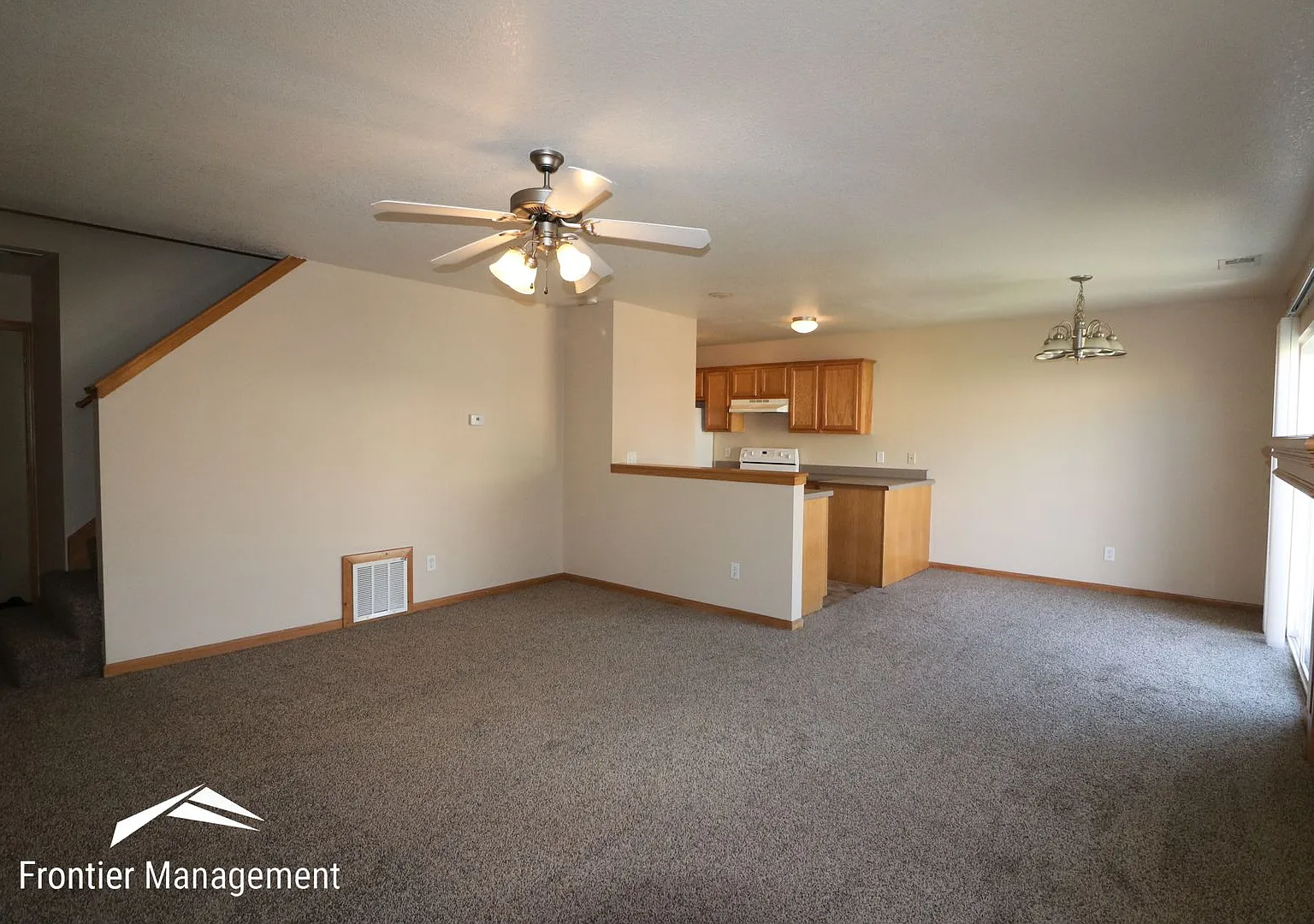 908-910 Jackalope — Photo 2