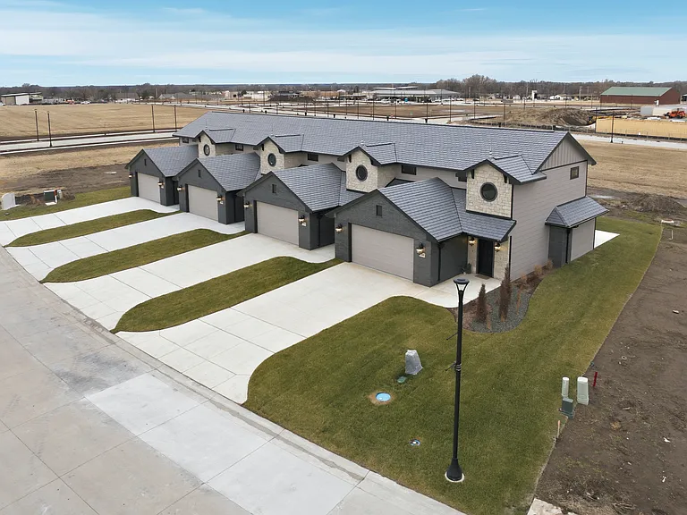 2138 E Beaumont St — Photo 38
