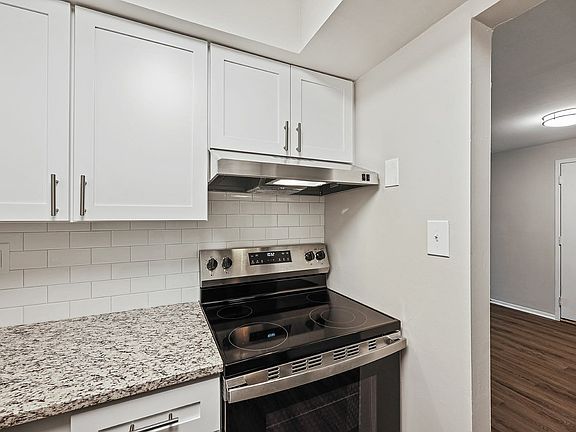 Experience the elegance of this contemporary kitchen, featuring high-end finishes and modern appliances.