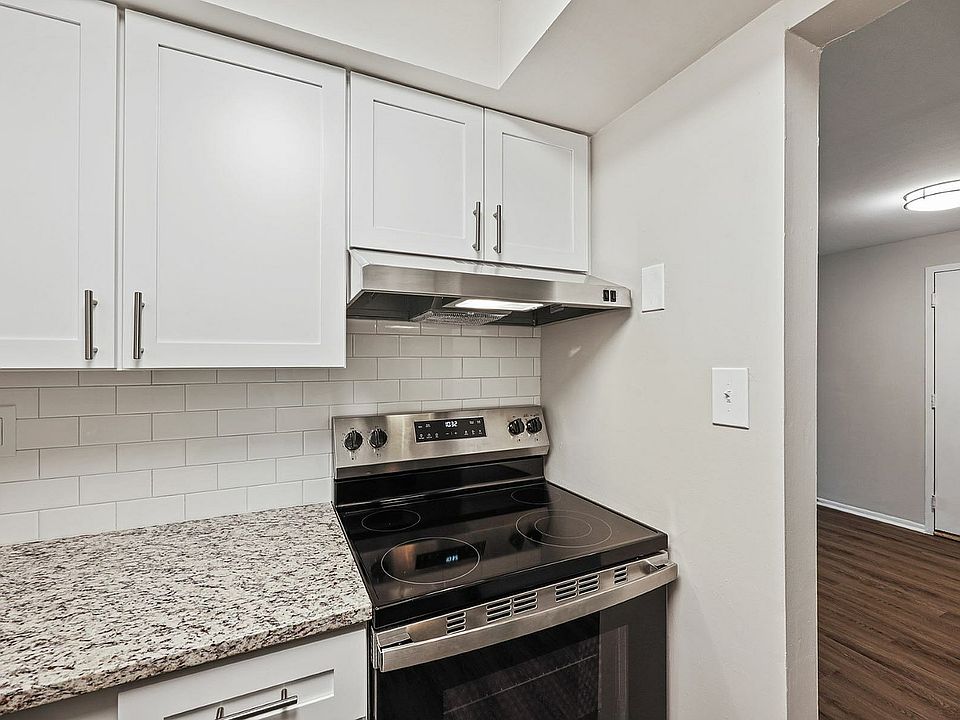 Experience the elegance of this contemporary kitchen, featuring high-end finishes and modern appliances.