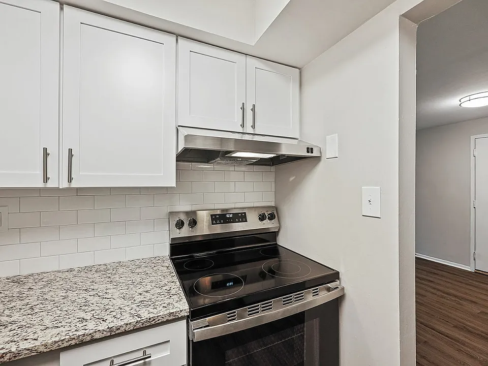 Experience the elegance of this contemporary kitchen, featuring high-end finishes and modern appliances.