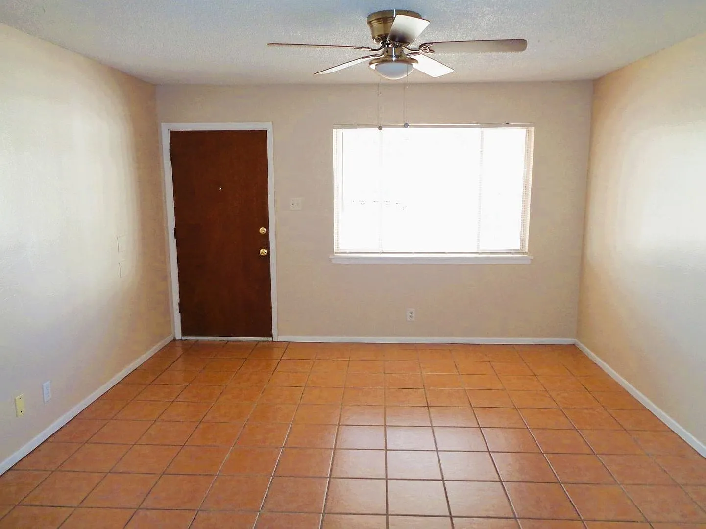 Cute Single Level Northeast Home With Refrigerated Air Located In Quiet Neighborhood — Photo 3