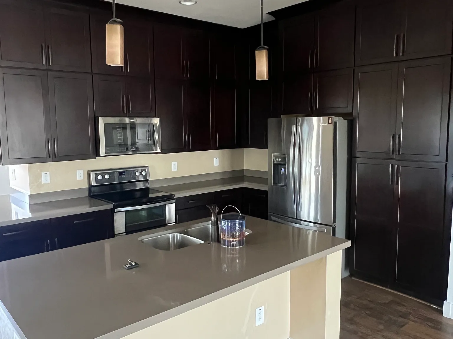 3 bed, 1690 sqft, $3,300 — Photo 4