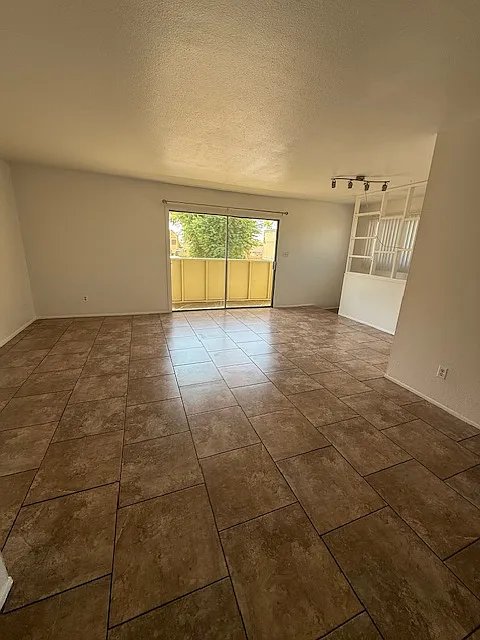 2 bed, 1090 sqft, $1,395 — Photo 3