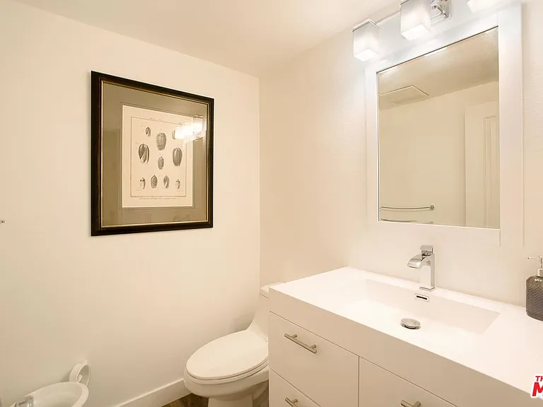 18755 Hatteras St #16 — Photo 26