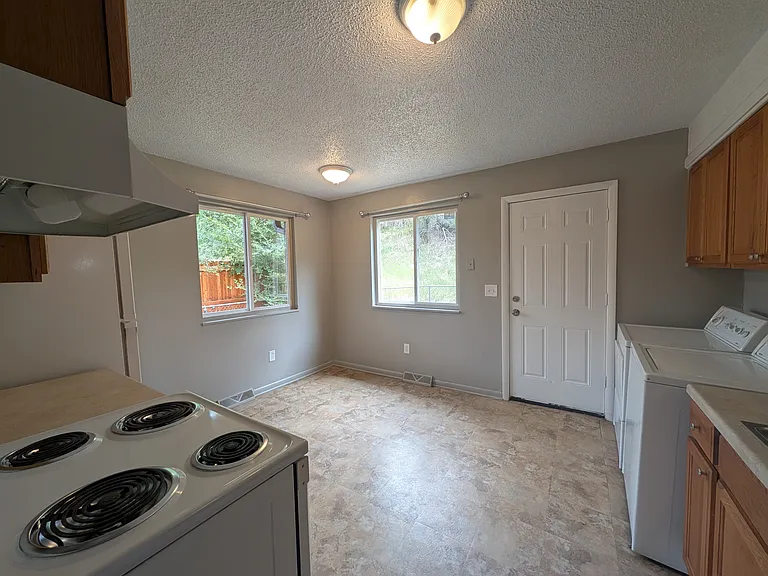 970 Newton St #B — Photo 5