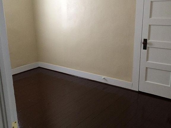 4th image of 216 S Avenue G