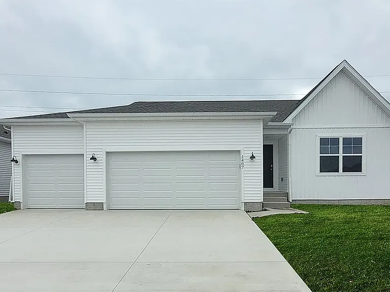 1407 NE Crossing Oaks Dr — Photo 1