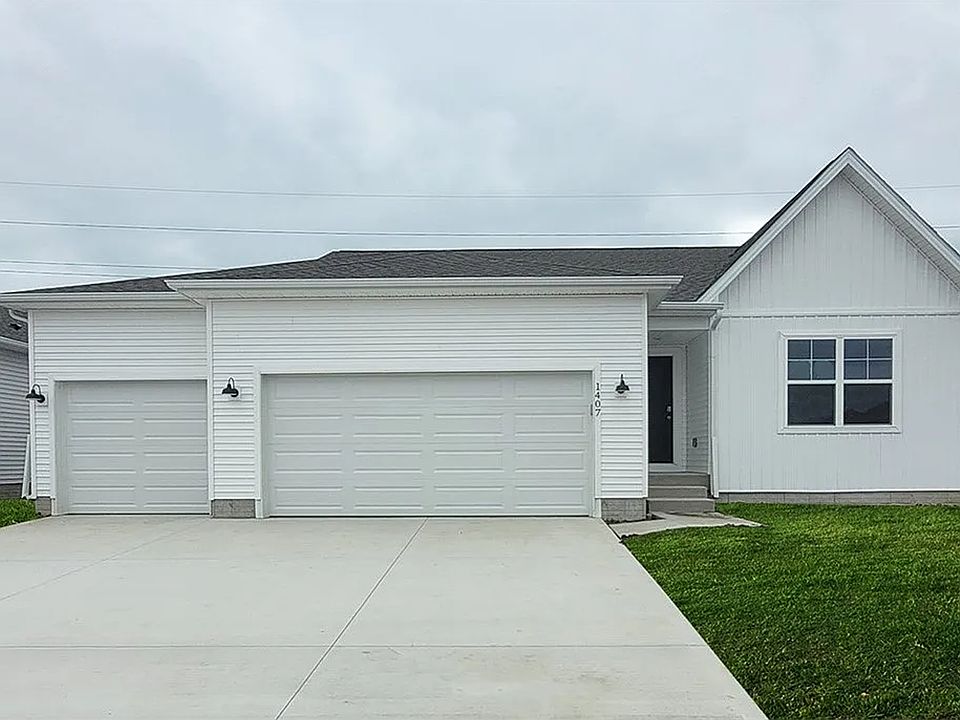 1st image of 1407 NE Crossing Oak Dr