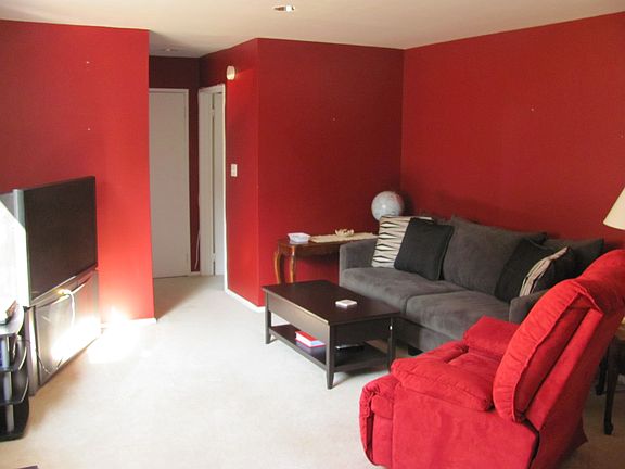 Living/Dining 18'10"x13'4"