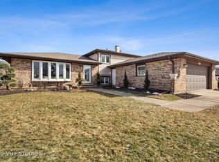 8101 Farmingdale Dr, Darien, IL 60561