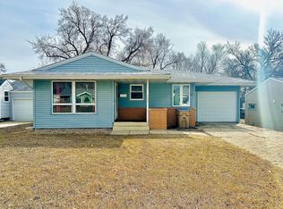 416 21st St NW, Minot, ND 58703
