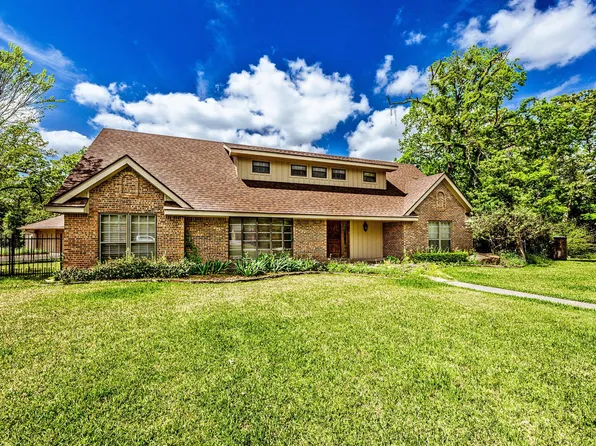 1100 Broadmoor Dr, Bryan, TX 77802