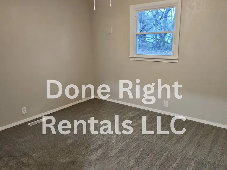 2020 Oak St #2020 — Photo 2