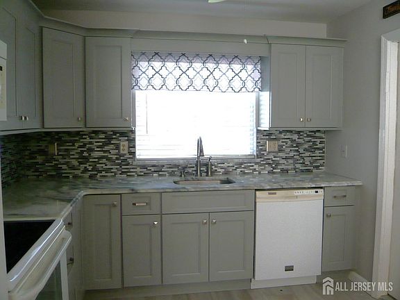 5th image of 848 Sewell Rd