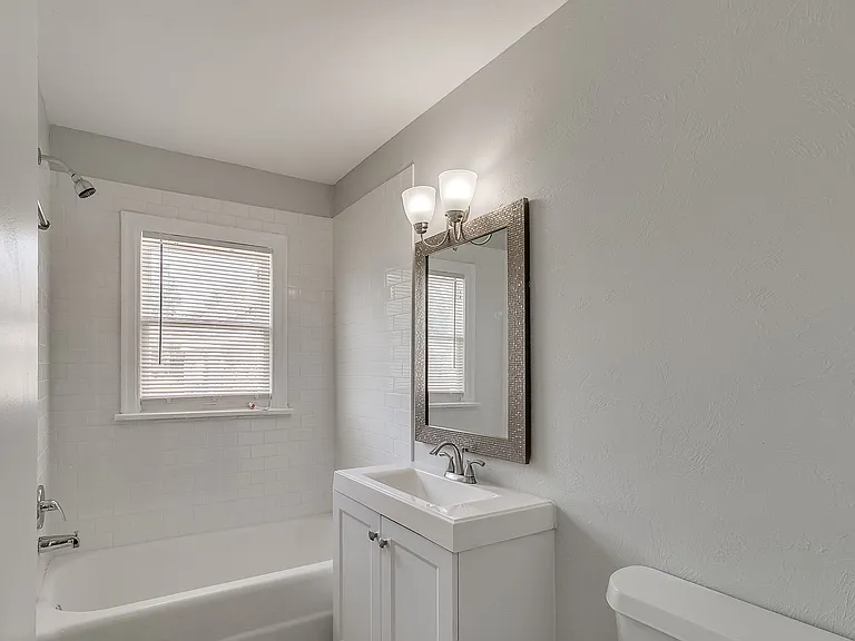 2042 NW 34th St — Photo 45
