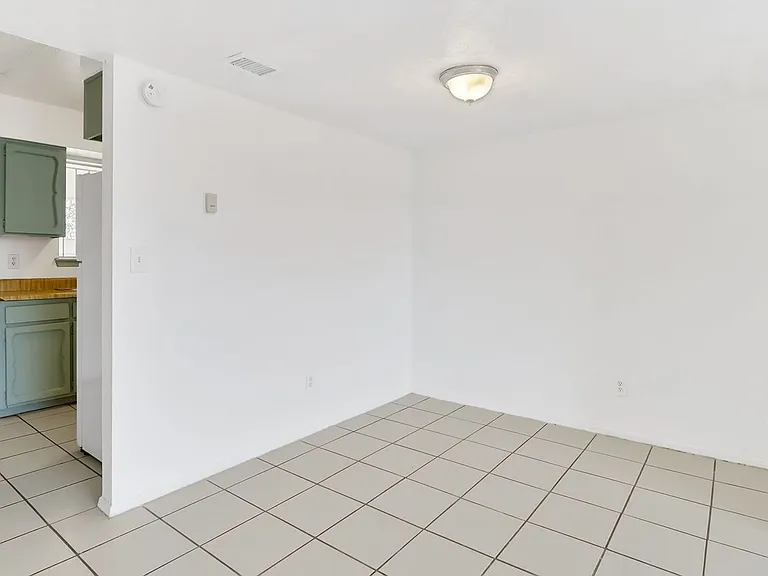 3017 E Glen Dr — Photo 5