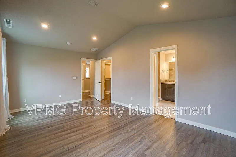 4 bed, 2.5 bath, 2028 sqft, $3,495 — Photo 3
