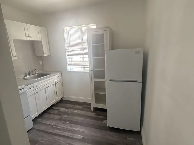 542 NW 8th St — Photo 3