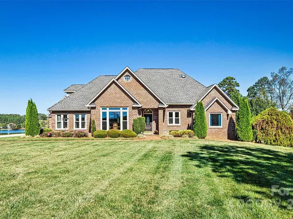 61 Island Pointe Ct, Taylorsville, NC 28681