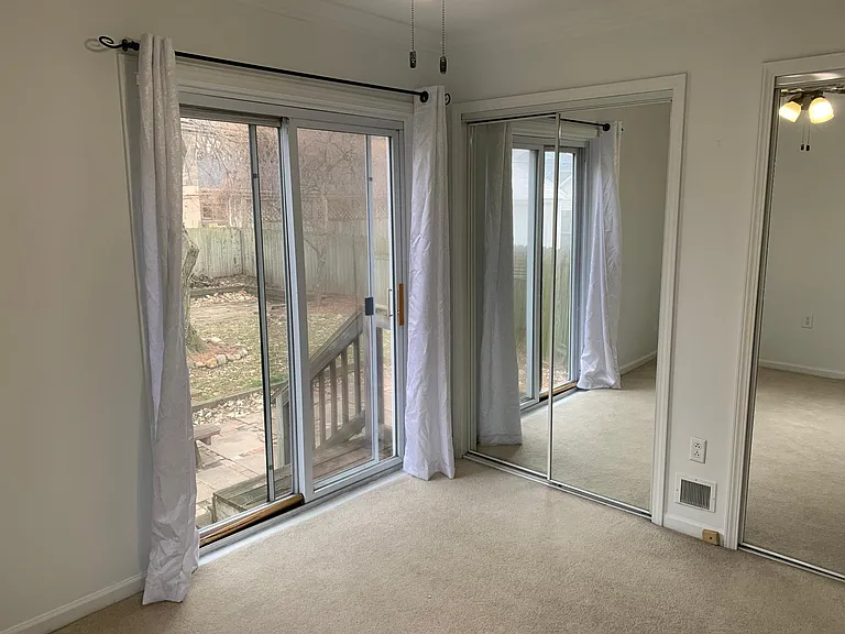 918 Batavia Ave — Photo 13
