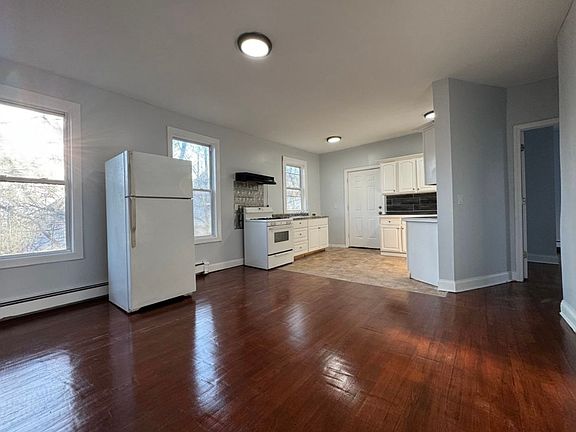 3rd image of 16 Laurel St #2A