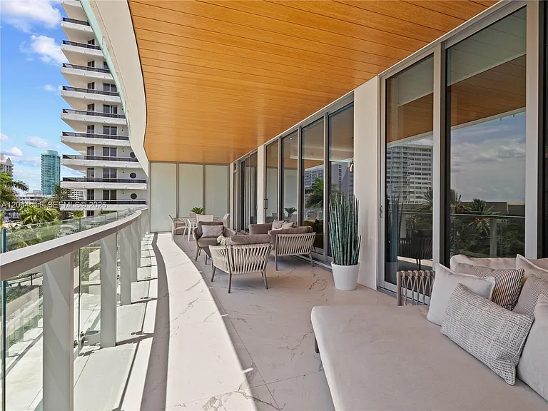 5775 Collins Ave #405 — Photo 34
