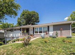 7618 Windsor Dr, Omaha, NE 68114