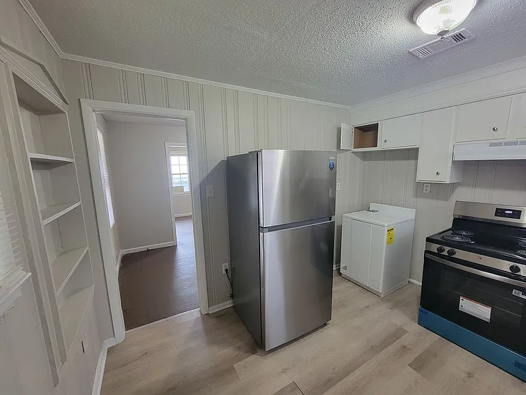 2111 Dyer St — Photo 15
