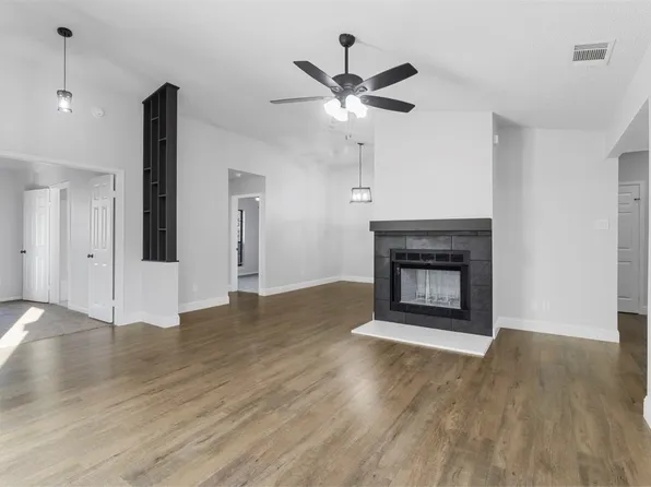 4222 Phoenix Dr, Carrollton, TX 75010