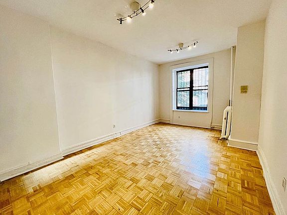 3rd image of 202 W 88th St APT 1