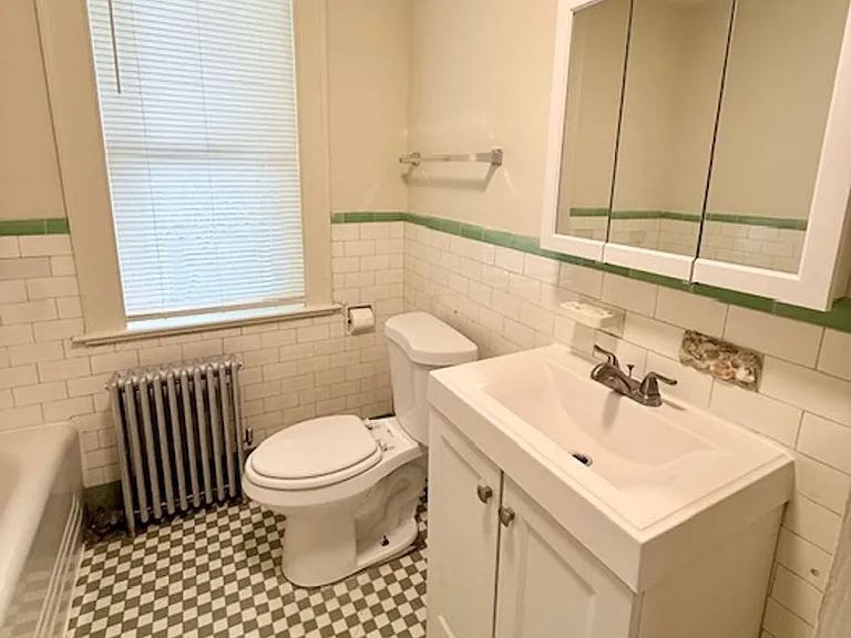 452-454 Thompson Ave — Photo 35