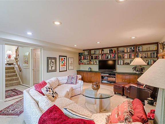 5th image of 21 Candlewood Dr