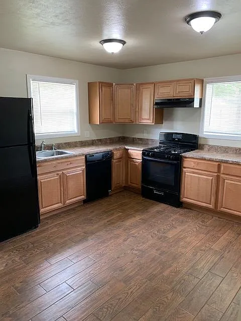 3 bed, 936 sqft, $1,525 — Photo 3